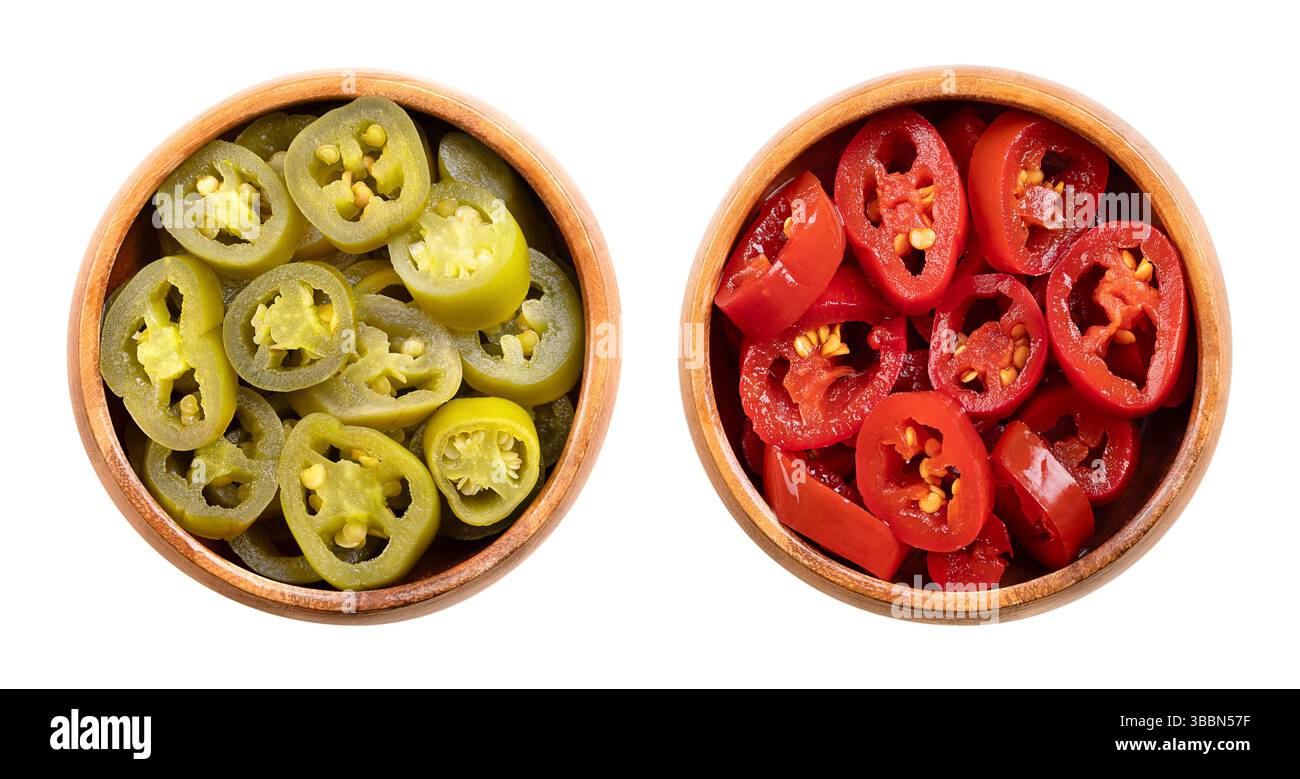 Tranches de jalapeno vert et rouge mariné dans des bols en bois. Piments piments de taille moyenne, chauds, verts et rouges, coupés en coupes transversales, conservés dans de la saumure. Banque D'Images
