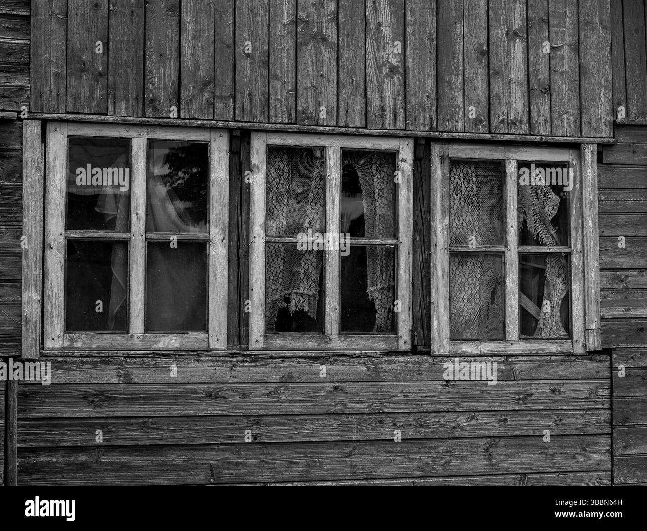 Fenêtres en bois vintage cassées sur une maison abandonnée Banque D'Images