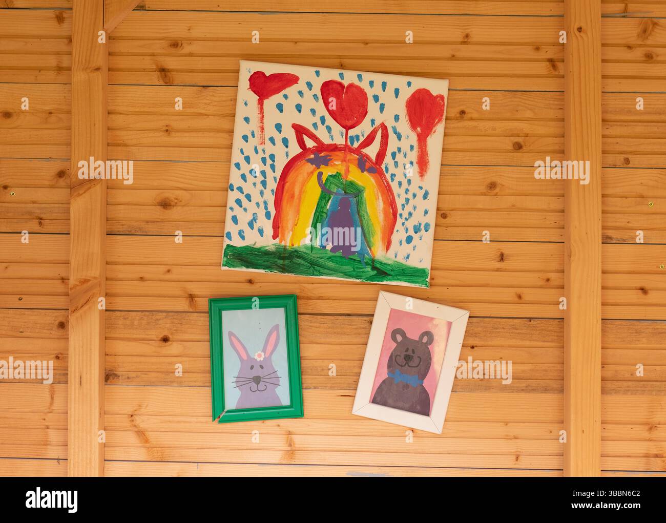 Œuvres d'art pour enfants sur le mur en bois - peintures colorées et fantaisistes.créativité de l'enfance et concepts d'éducation artistique. Banque D'Images