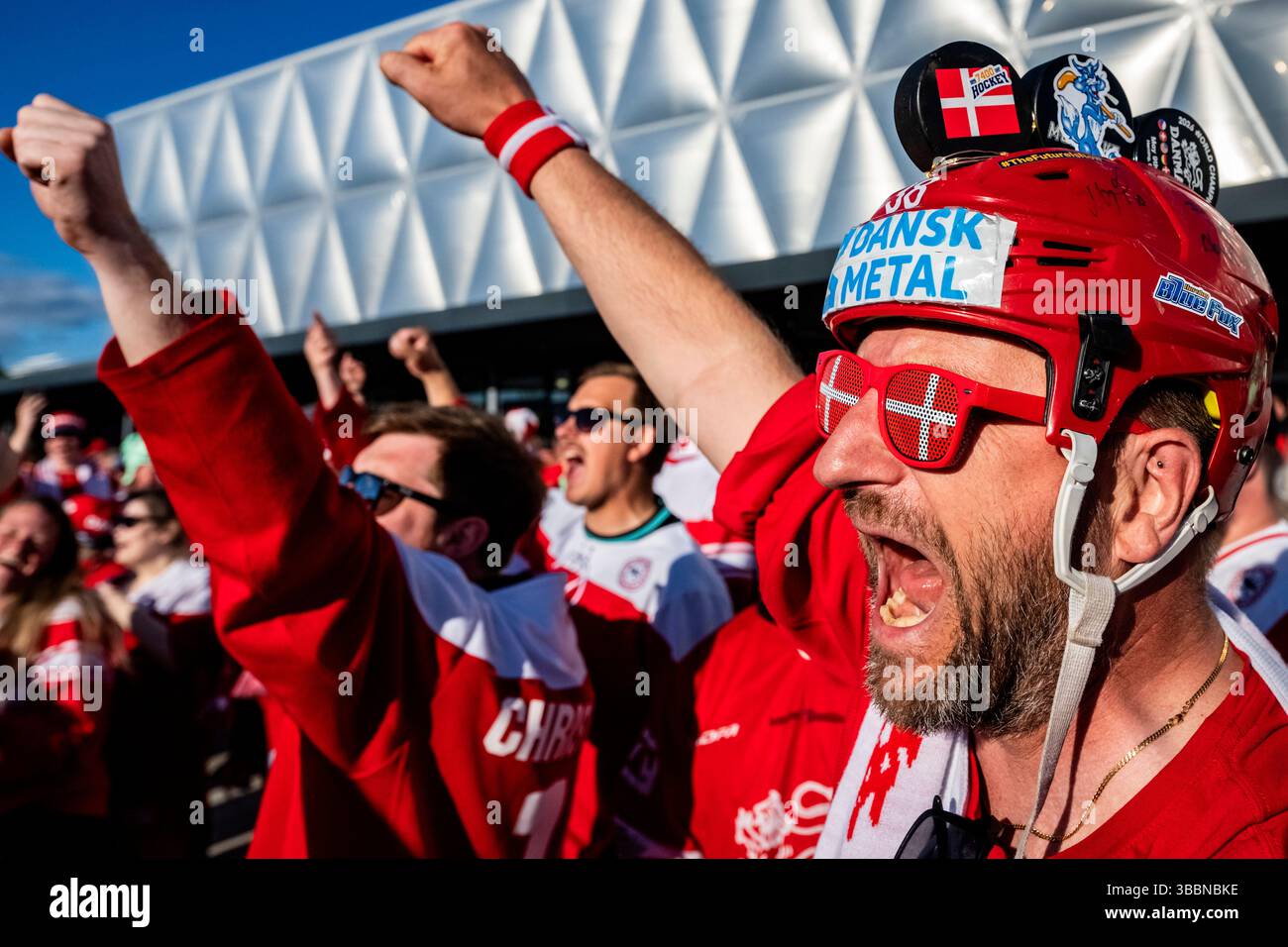 Herning, Danemark. 16 mai 2025. Les partisans du Danemark célèbrent après avoir battu la Hongrie au Championnat mondial de hockey sur glace 2025 de l’IIHF match du Groupe B Hongrie vs Danemark, Herning, Danemark, le 16 mai 2025. Crédit : vit Simanek/CTK photo/Alamy Live News Banque D'Images