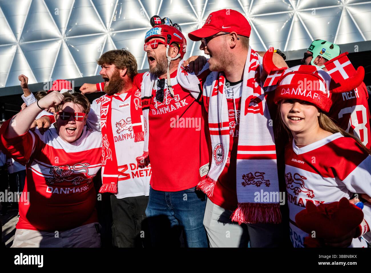 Herning, Danemark. 16 mai 2025. Les partisans du Danemark célèbrent après avoir battu la Hongrie au Championnat mondial de hockey sur glace 2025 de l’IIHF match du Groupe B Hongrie vs Danemark, Herning, Danemark, le 16 mai 2025. Crédit : vit Simanek/CTK photo/Alamy Live News Banque D'Images