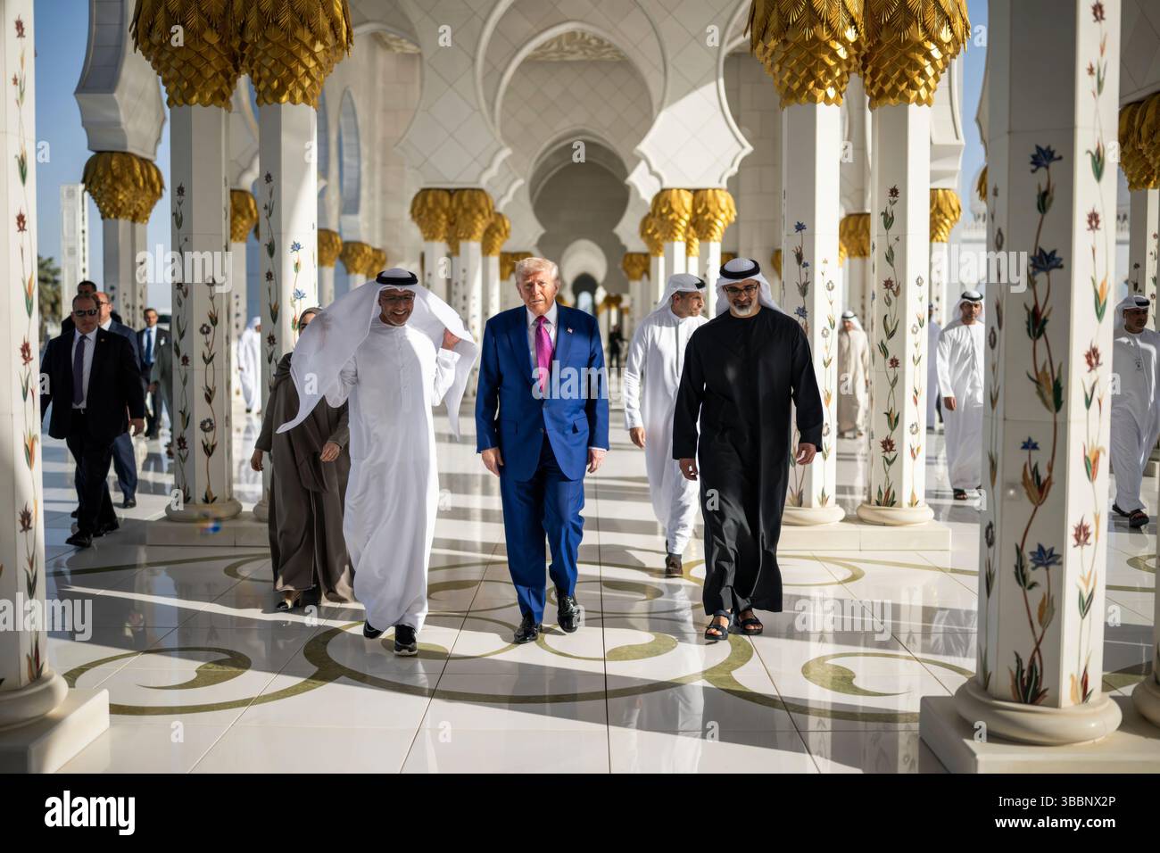 Le président Donald Trump visite la Grande Mosquée Cheikh Zayed, jeudi 15 mai 2025, à Abu Dhabi, Émirats arabes Unis. (Photo officielle de la Maison Blanche par Daniel Torok) Banque D'Images