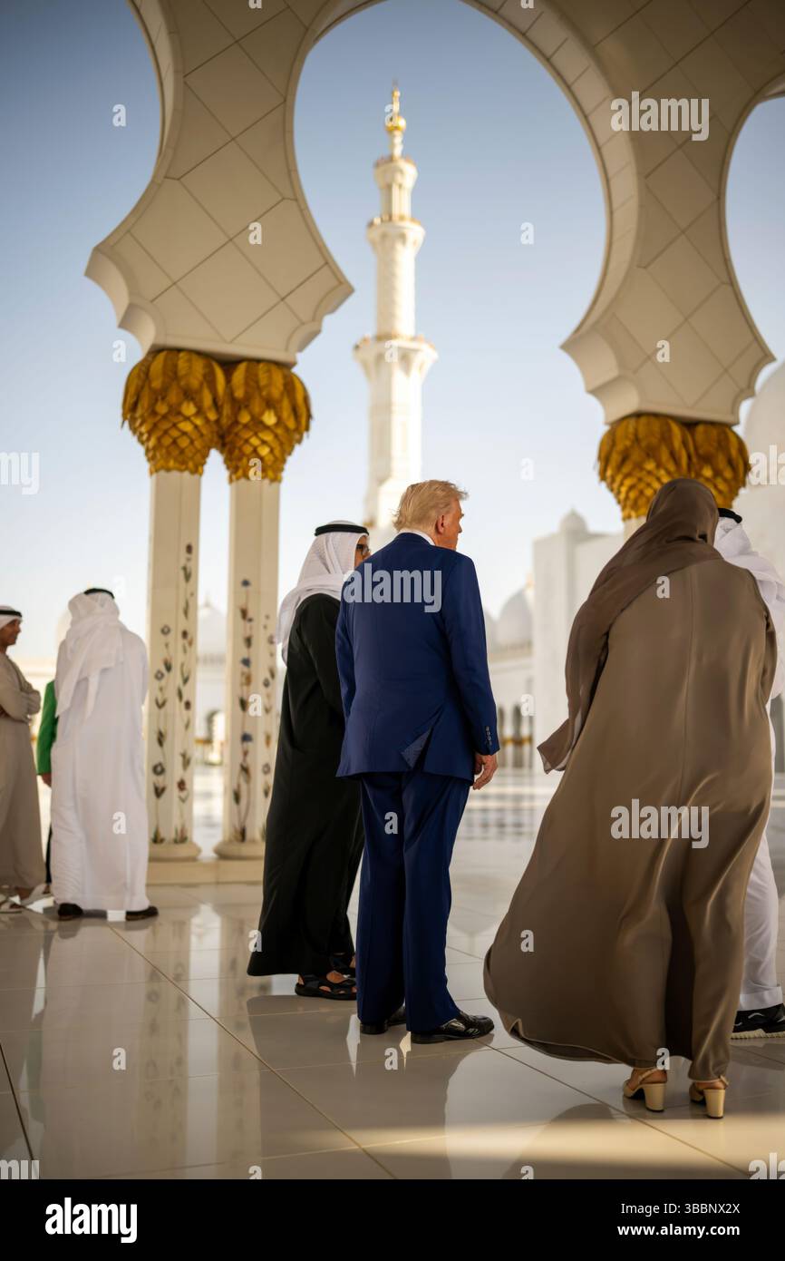 Le président Donald Trump visite la Grande Mosquée Cheikh Zayed, jeudi 15 mai 2025, à Abu Dhabi, Émirats arabes Unis. (Photo officielle de la Maison Blanche par Daniel Torok) Banque D'Images