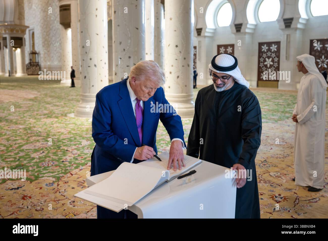 Le président Donald Trump visite la Grande Mosquée Cheikh Zayed, jeudi 15 mai 2025, à Abu Dhabi, Émirats arabes Unis. (Photo officielle de la Maison Blanche par Daniel Torok) Banque D'Images