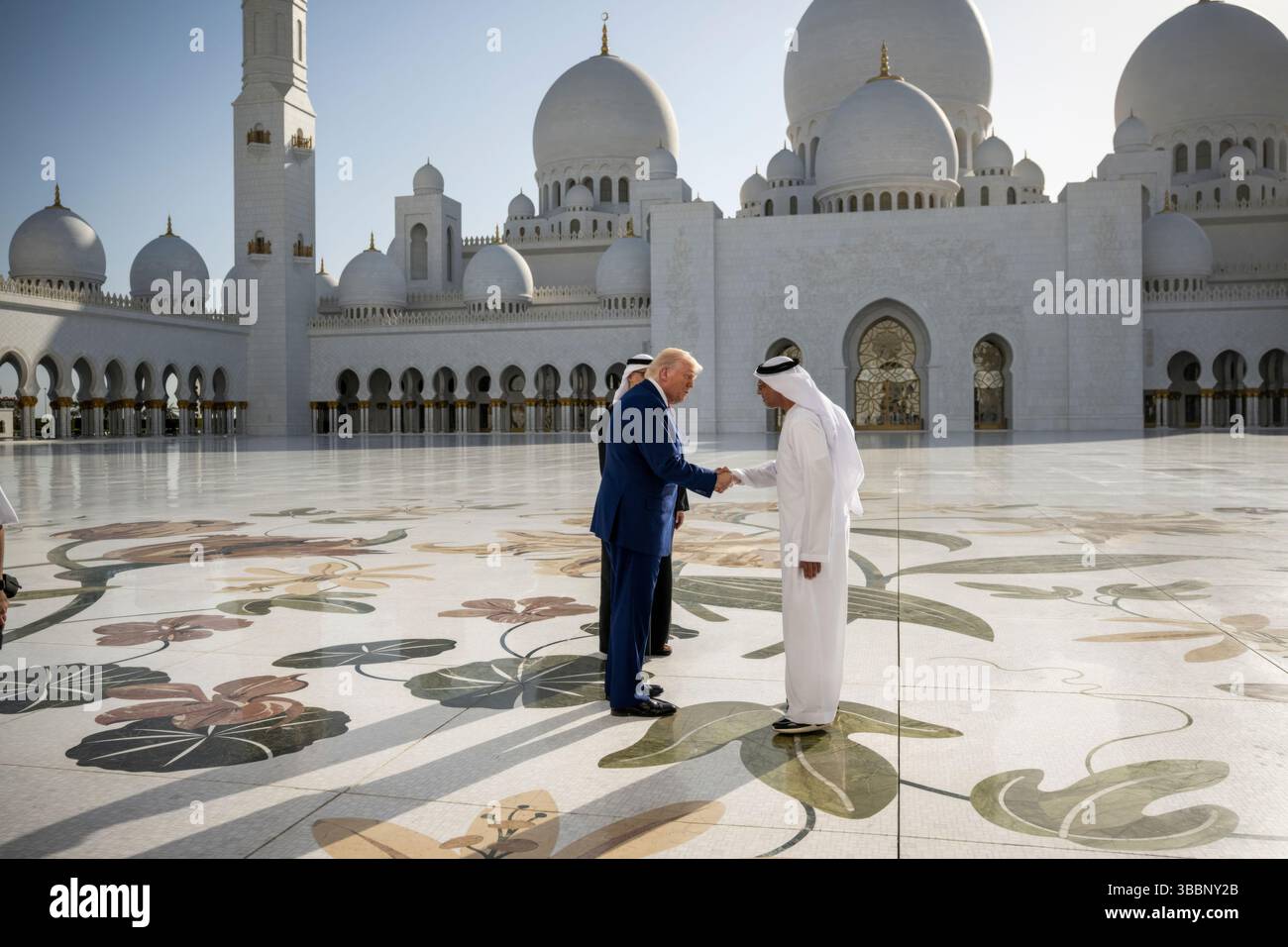 Le président Donald Trump visite la Grande Mosquée Cheikh Zayed, jeudi 15 mai 2025, à Abu Dhabi, Émirats arabes Unis. (Photo officielle de la Maison Blanche par Molly Riley) Banque D'Images