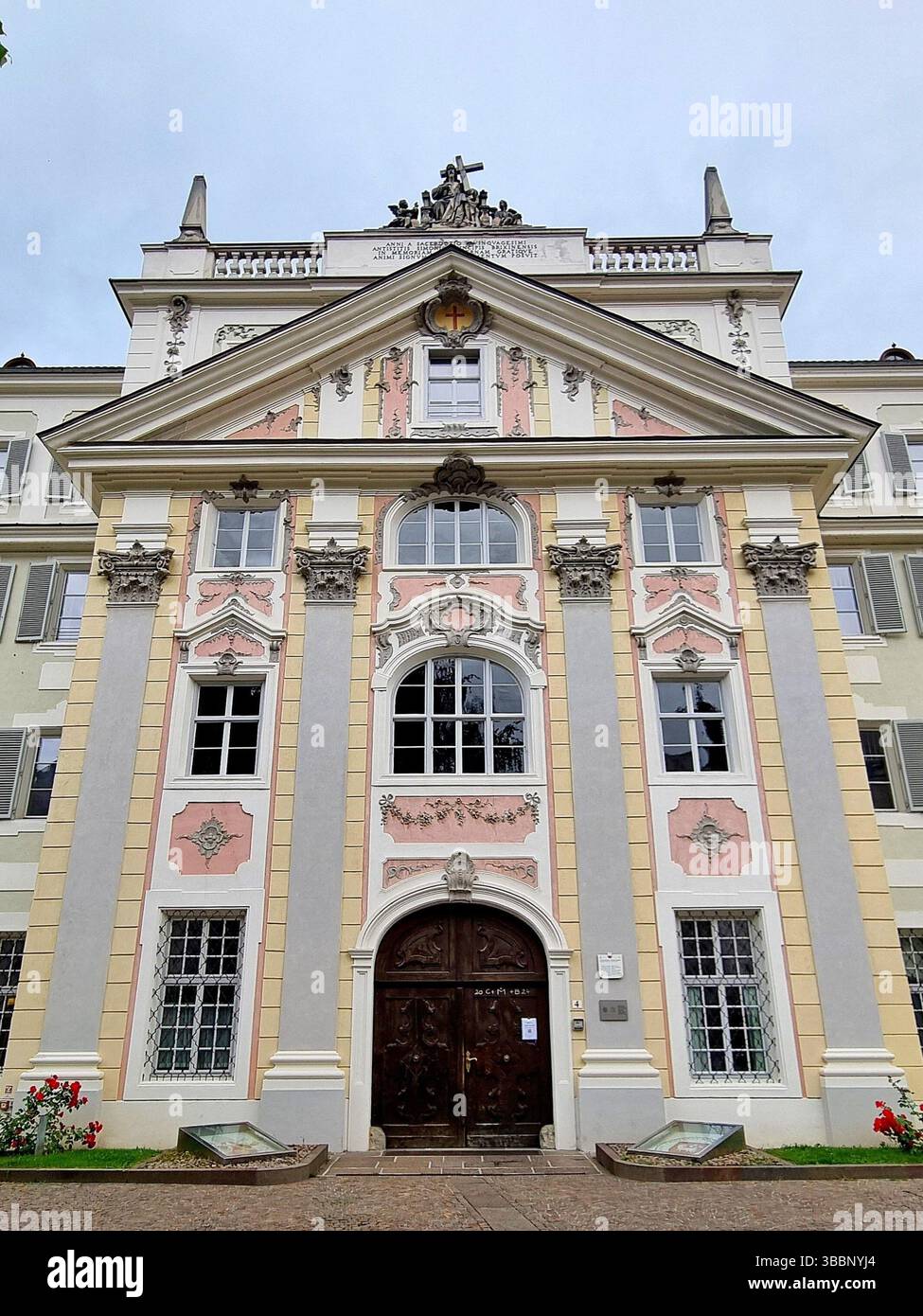 Image verticale de la partie centrale de la façade d'un bâtiment du Séminaire philosophique et théologique dans le style rococo à Bressanone, Italie Banque D'Images