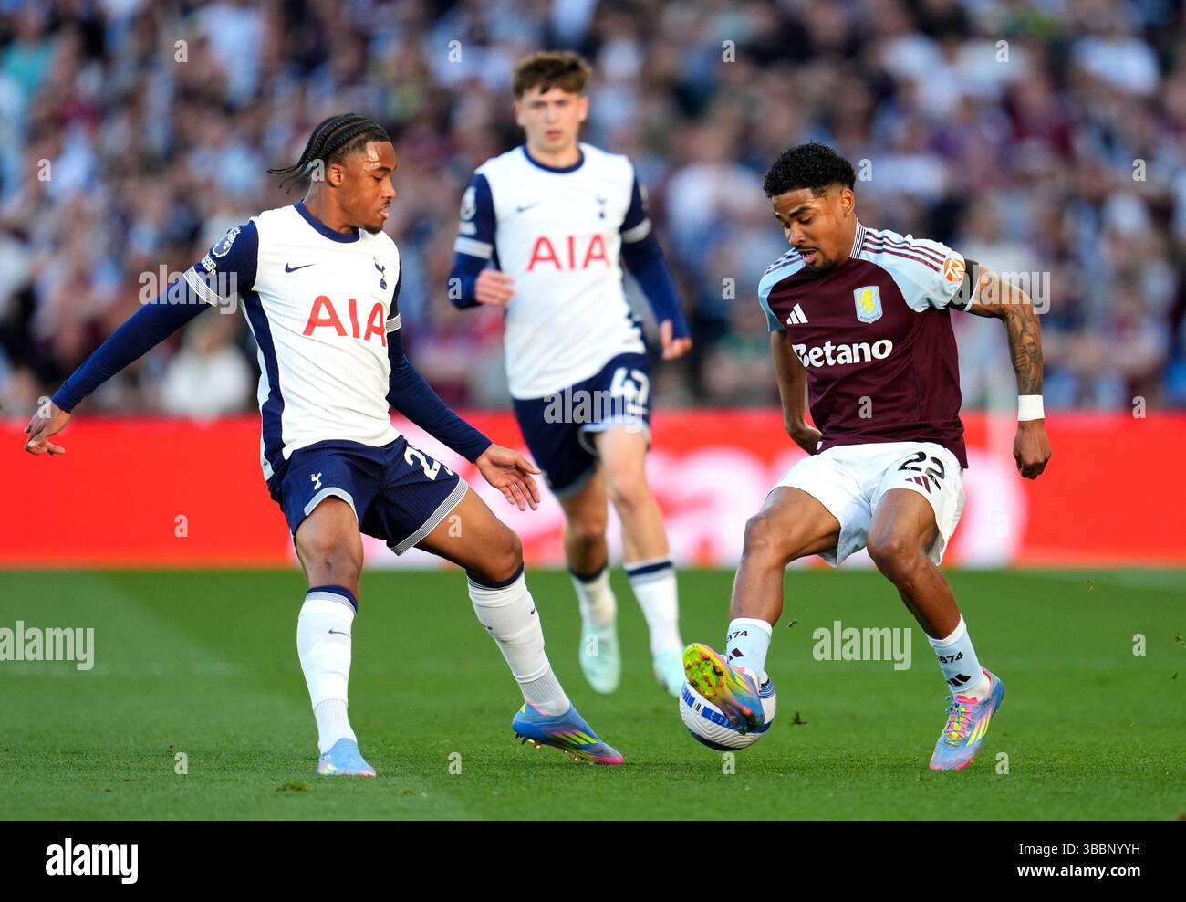 Ian Maatsen d'Aston Villa (à droite) et Wilson Odobert de Tottenham Hotspur se battent pour le ballon lors du match de premier League à Villa Park, Birmingham. Date de la photo : vendredi 16 mai 2025. Banque D'Images