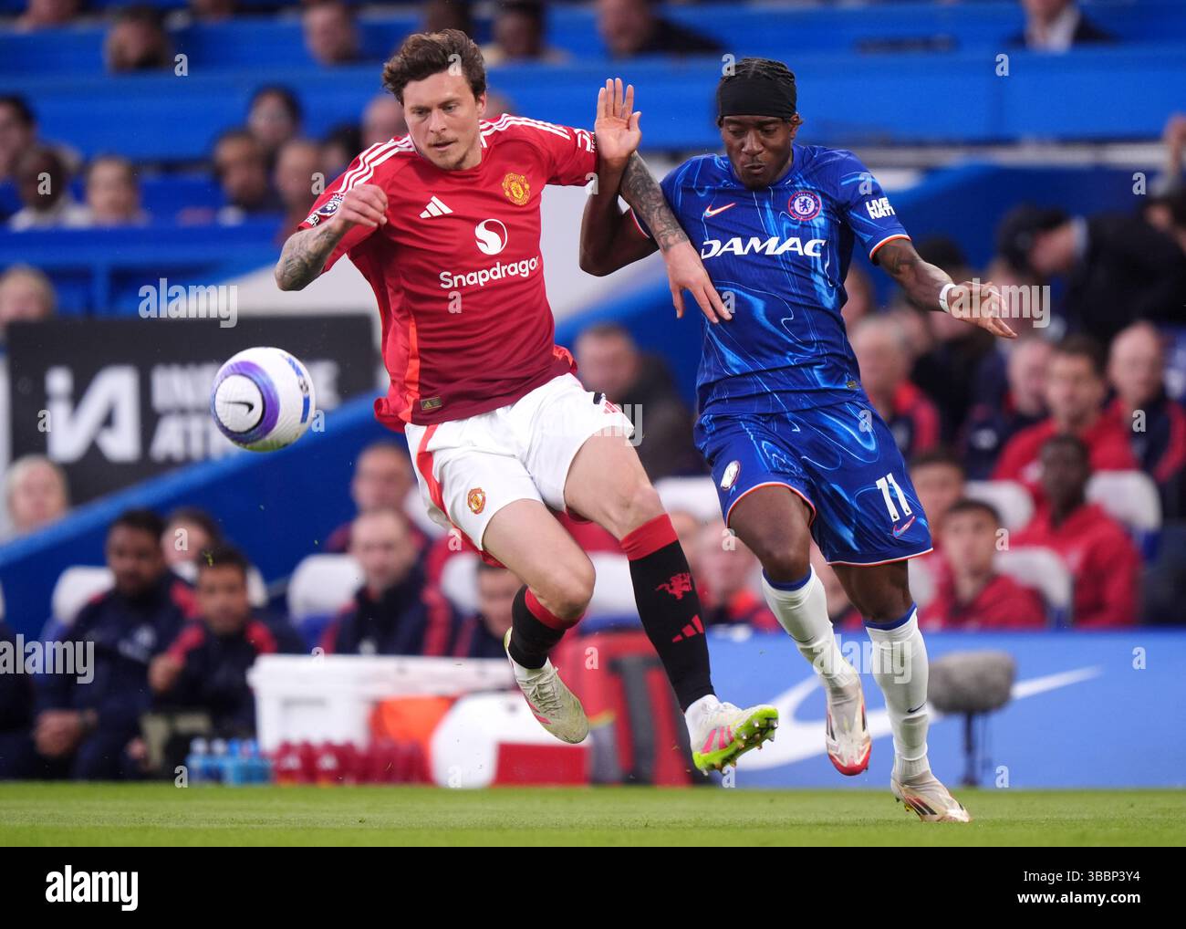 Victor Lindelof de Manchester United (à gauche) et Noni Madueke de Chelsea se battent pour le ballon lors du match de premier League à Stamford Bridge, Londres. Date de la photo : vendredi 16 mai 2025. Banque D'Images