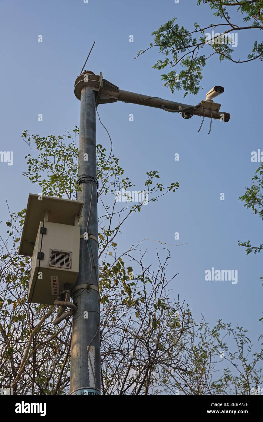 Caméra installée dans le cadre de l’initiative Safe City par l’administration municipale d’Islamabad (ICT) à l’entrée du sentier 5 des collines Margalla Banque D'Images