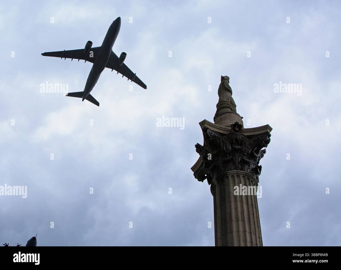 Avions commerciaux survolant la colonne Nelsons dans le cadre des célébrations du VE Day à Londres Banque D'Images