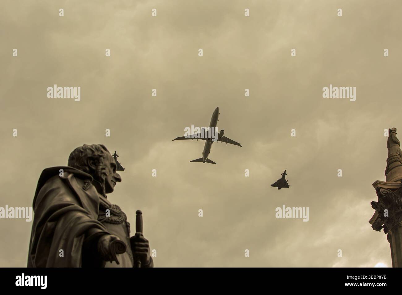 Grand avion avec deux avions de chasse en vol au-dessus de la colonne Nelsons à Trafalgar Square pour célébrer le VE Day Banque D'Images