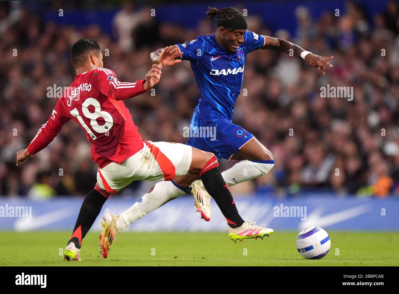 Casemiro de Manchester United (à gauche) défie Noni Madueke de Chelsea lors du premier League match à Stamford Bridge, Londres. Date de la photo : vendredi 16 mai 2025. Banque D'Images