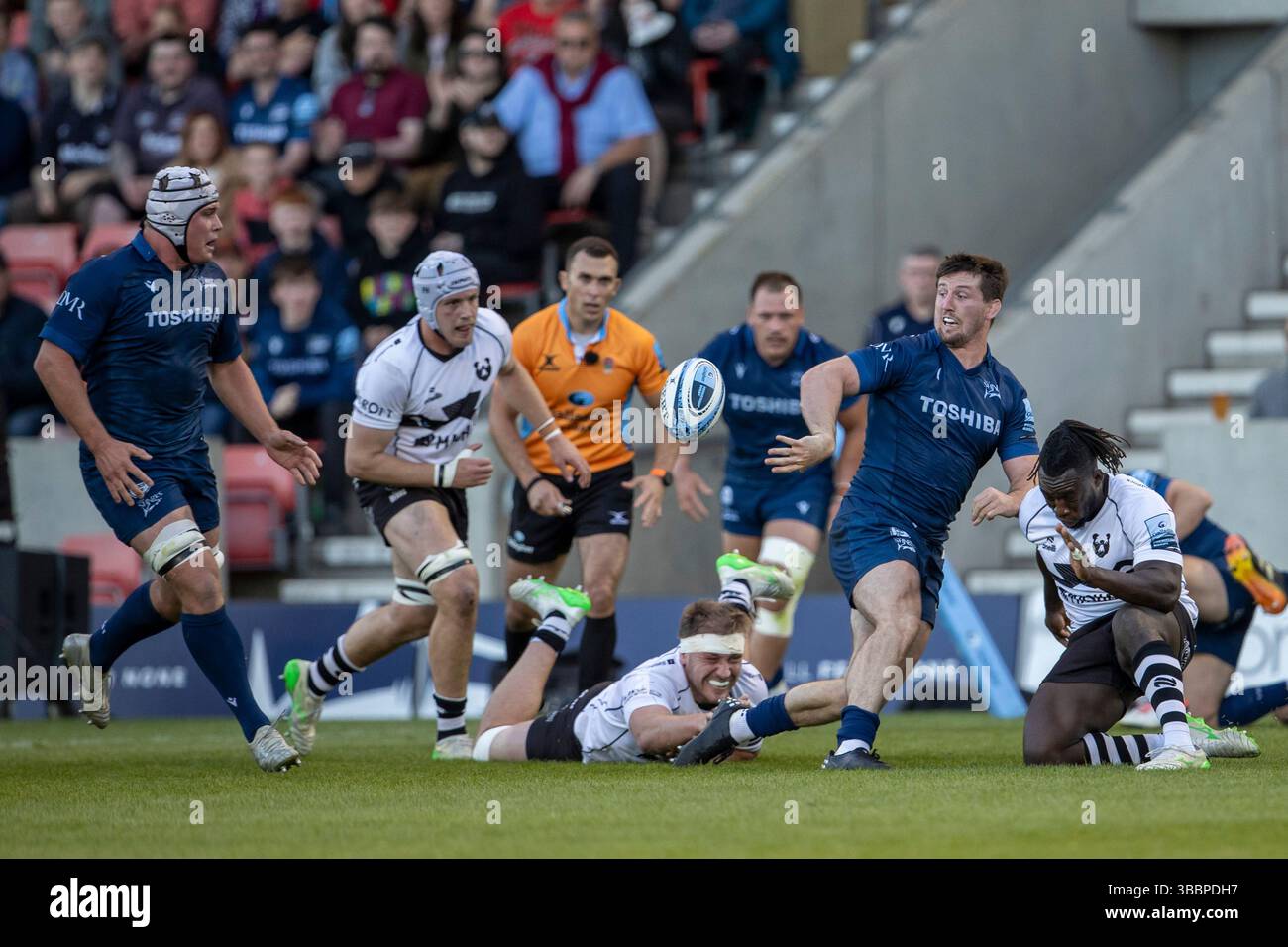 16 mai 2025 ; Salford Community Stadium, Salford, Lancashire, Angleterre ; Gallagher Premiership Rugby, Sale Sharks contre Bristol Bears ; Ben Curry de Sale Sharks passe le ballon Banque D'Images