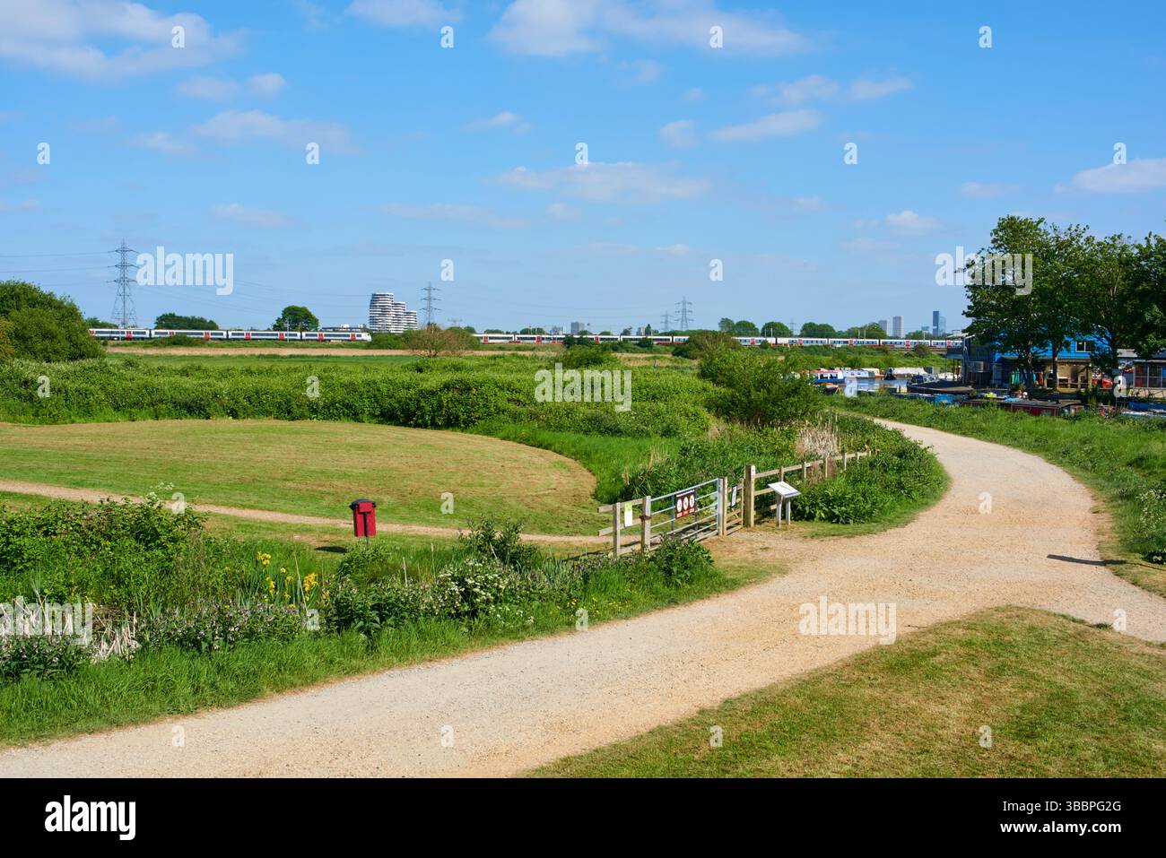 Walthamstow Marshes, Londres Royaume-Uni, avec sentier le long de la rivière Lea, à la fin du printemps Banque D'Images