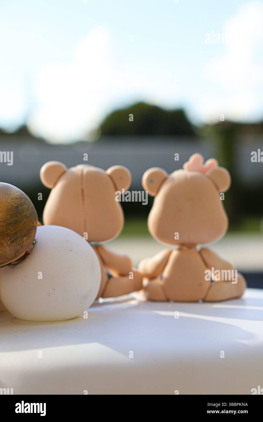 Deux ours en peluche d'une fête de révélation de sexe sur un gâteau artificiel Banque D'Images