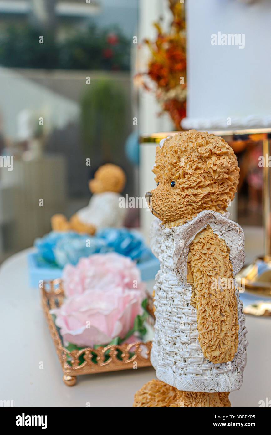 Le genre révèle la décoration de fête avec deux ours et quelques papiers brigadeiro Banque D'Images