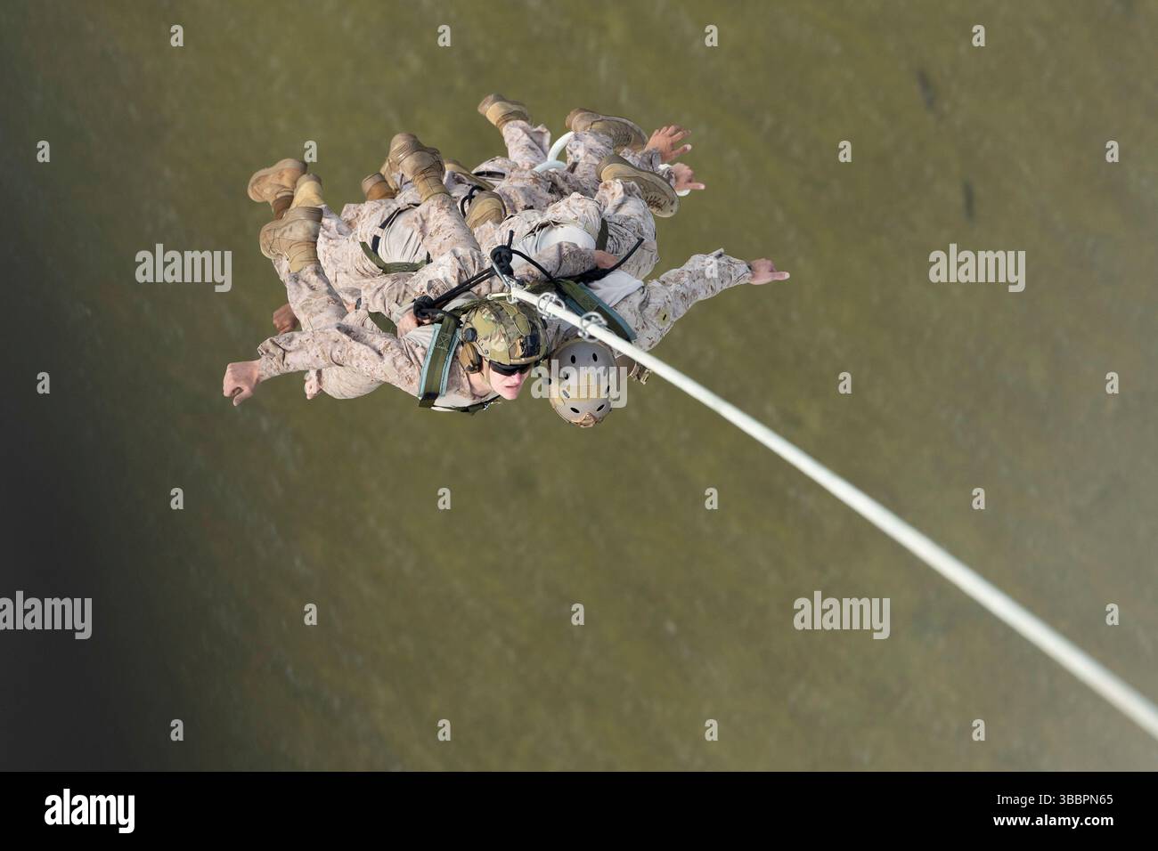 Caroline du Nord, États-Unis. 8 mai 2025. Les US Marines avec le 2nd reconnaissance Battalion (2nd Recon) suspendent d'un UH-1Y Venom avec le Marine Light Attack Helicopter Squadron (HMLA) 269 pendant l'entraînement d'insertion et d'extraction de patrouilles spéciales (SPIE) près de la Marine corps Air Station New River, Caroline du Nord, le 8 mai 2025. Le HMLA-269 a mené une série d'évolutions d'entraînement avec le 2nd Recon pour améliorer les compétences des escadrons dans la fourniture d'un soutien d'assaut aux unités terrestres du corps des Marines. (Crédit image : © Mya Seymour/U.S. Marines/ZUMA Press Wire) À USAGE ÉDITORIAL EXCLUSIF ! Non destiné à UN USAGE commercial ! Banque D'Images