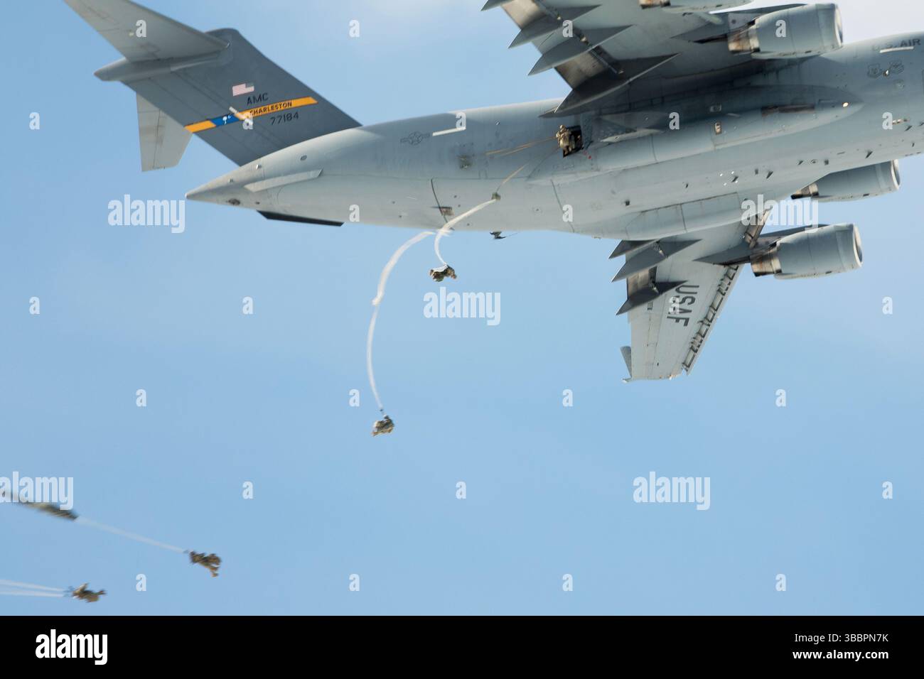 13 mai 2025 - Bardufoss, Norvège - les parachutistes de l'armée américaine avec le 2e bataillon, le 505e régiment d'infanterie parachutiste, l'équipe de combat de la 3e brigade, la 82e division aéroportée mènent une formation intégrée d'entrée de force interarmées à Bardufoss, Norvège, le 13 mai 2025 pendant Swift Response, un exercice de soutien du DEFENDER 25. Démontrant la dissuasion mondiale et la capacité de l'armée américaine à déployer rapidement une puissance de combat basée aux États-Unis en Europe et dans la région arctique aux côtés des Alliés et des partenaires, DEFENDER 25 rassemble les troupes américaines et les forces de 29 pays alliés et partenaires pour renforcer la préparation à travers des combats à grande échelle Banque D'Images