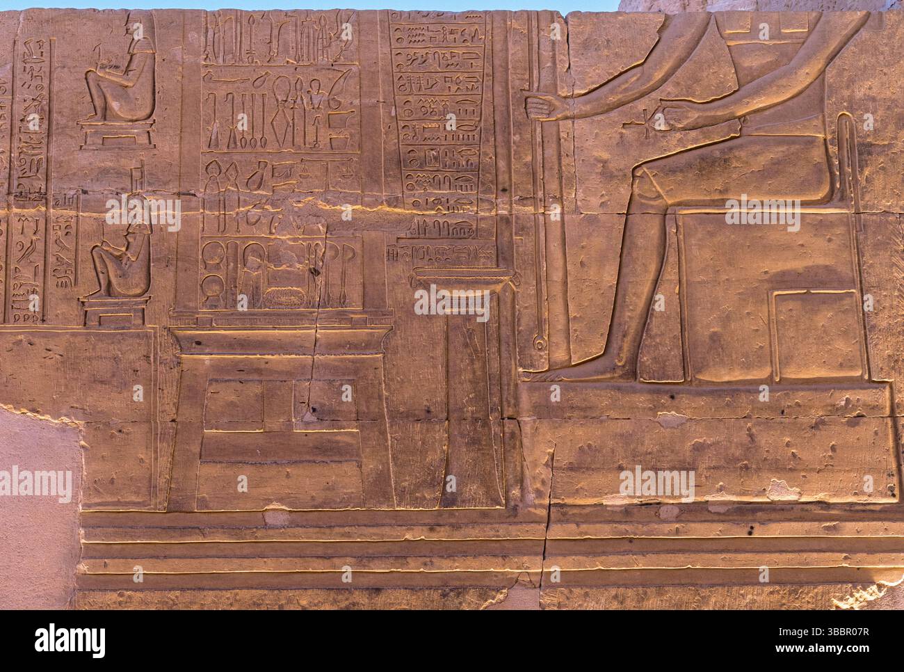Détails des sculptures d'instruments médicaux et chirurgicaux sur les murs des temples de Sobek et Horus à Kom Ombo Banque D'Images