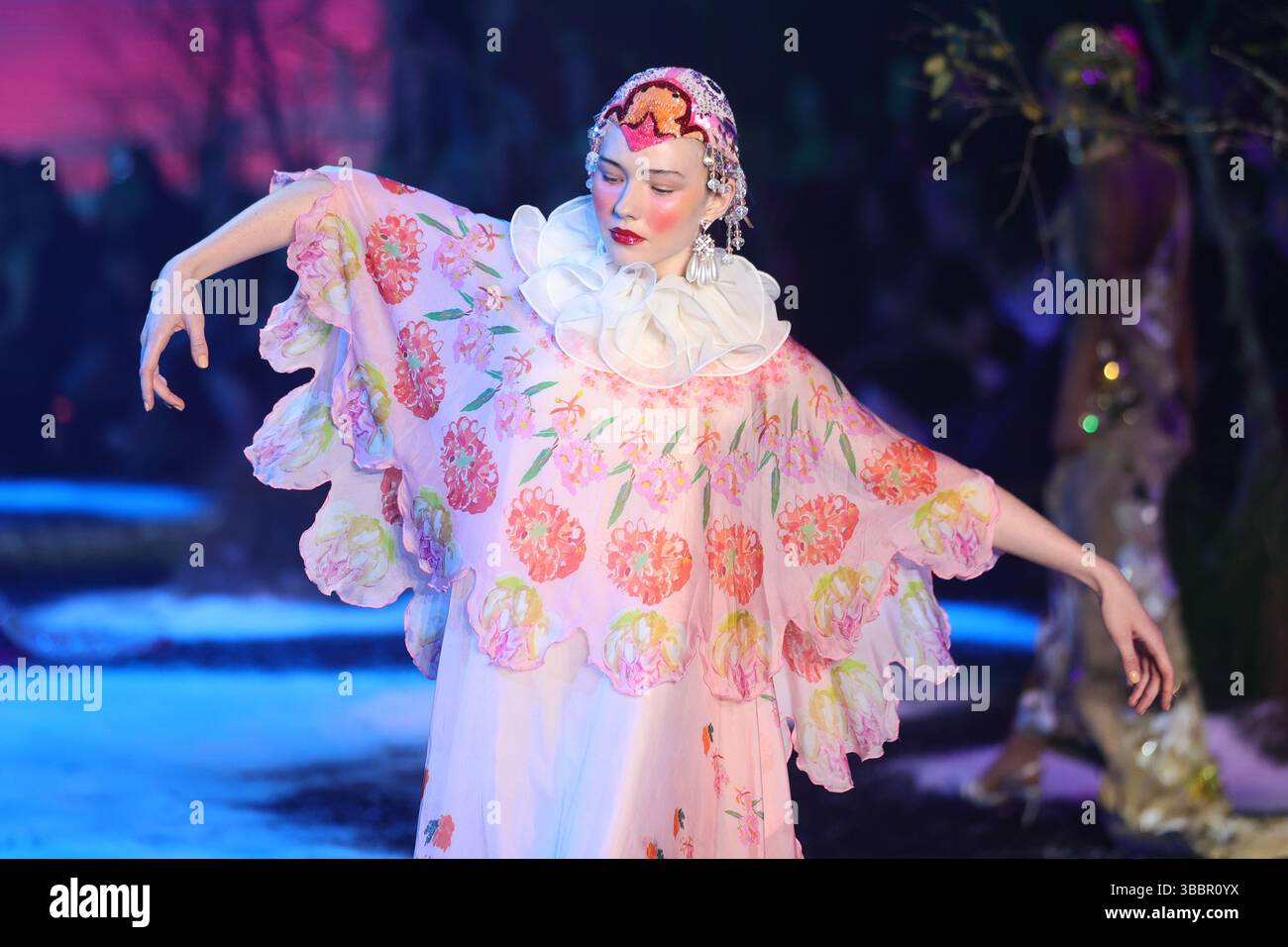 Sydney, Australie, 16 mai 2025. Un mannequin marche sur la piste lors du spectacle Romance was Born lors de la semaine de la mode australienne de l'AFC 2025 présentée par Shark Beauty au Carriageworks le 16 mai 2025 à Sydney, en Australie. Crédit : Pete Dovgan/Speed Media/Alamy Live News Banque D'Images