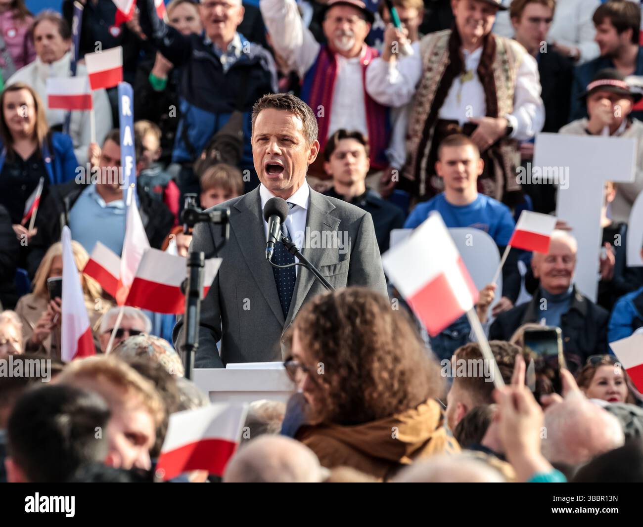 Rafal Trzaskowski, maire de Varsovie et candidat à la présidence de la Pologne du parti plateforme civique, prend la parole lors de son rassemblement électoral sur la place du marché principal à Cracovie. Rafal Trzaskowski mène les enquêtes mais sans majorité claire. Le premier tour des élections aura lieu le 18 mai et Rafal Trzaskowski devrait passer au second tour. Banque D'Images