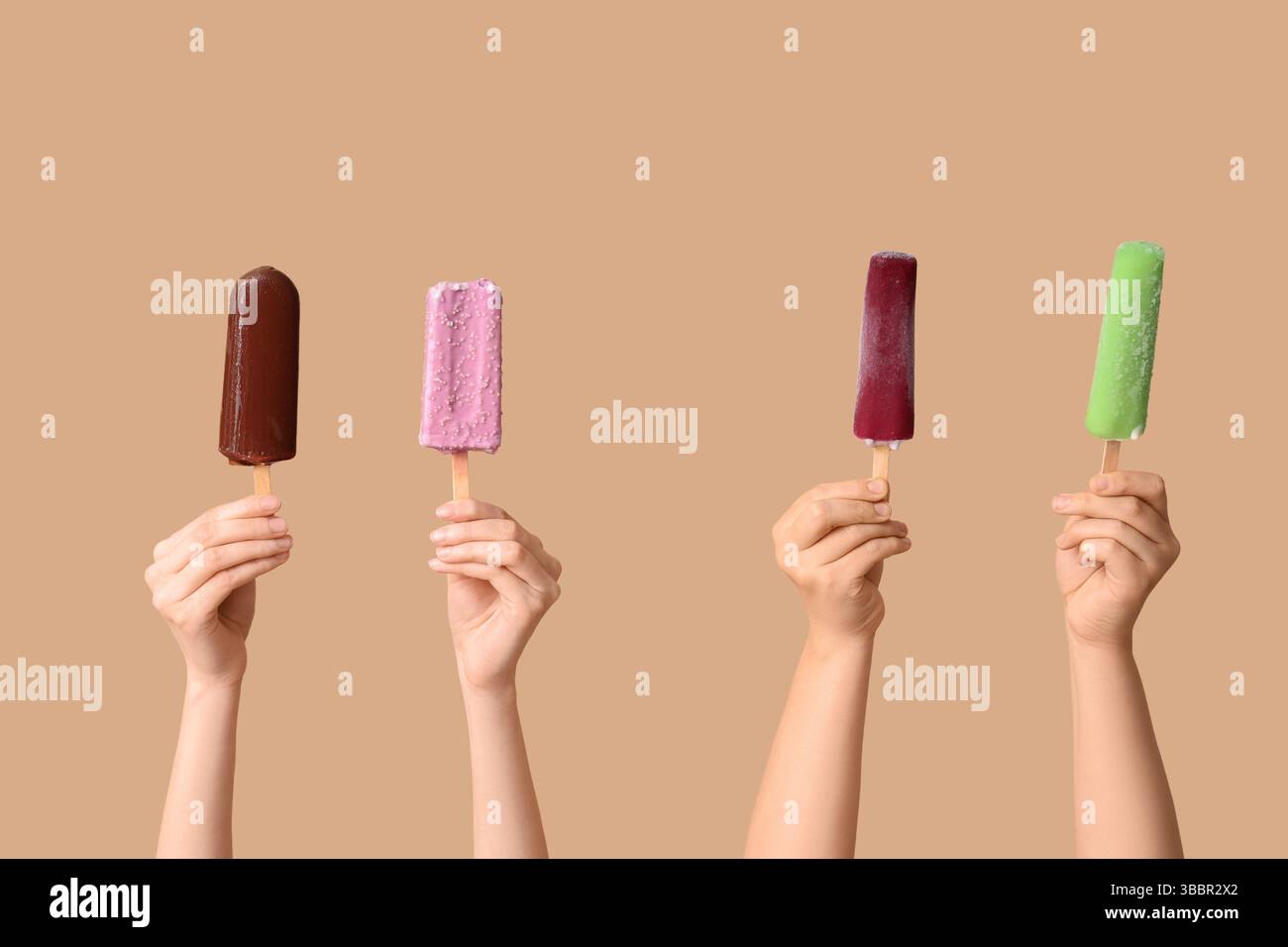Mains féminines avec différentes glaces sucrées sur fond brun Banque D'Images