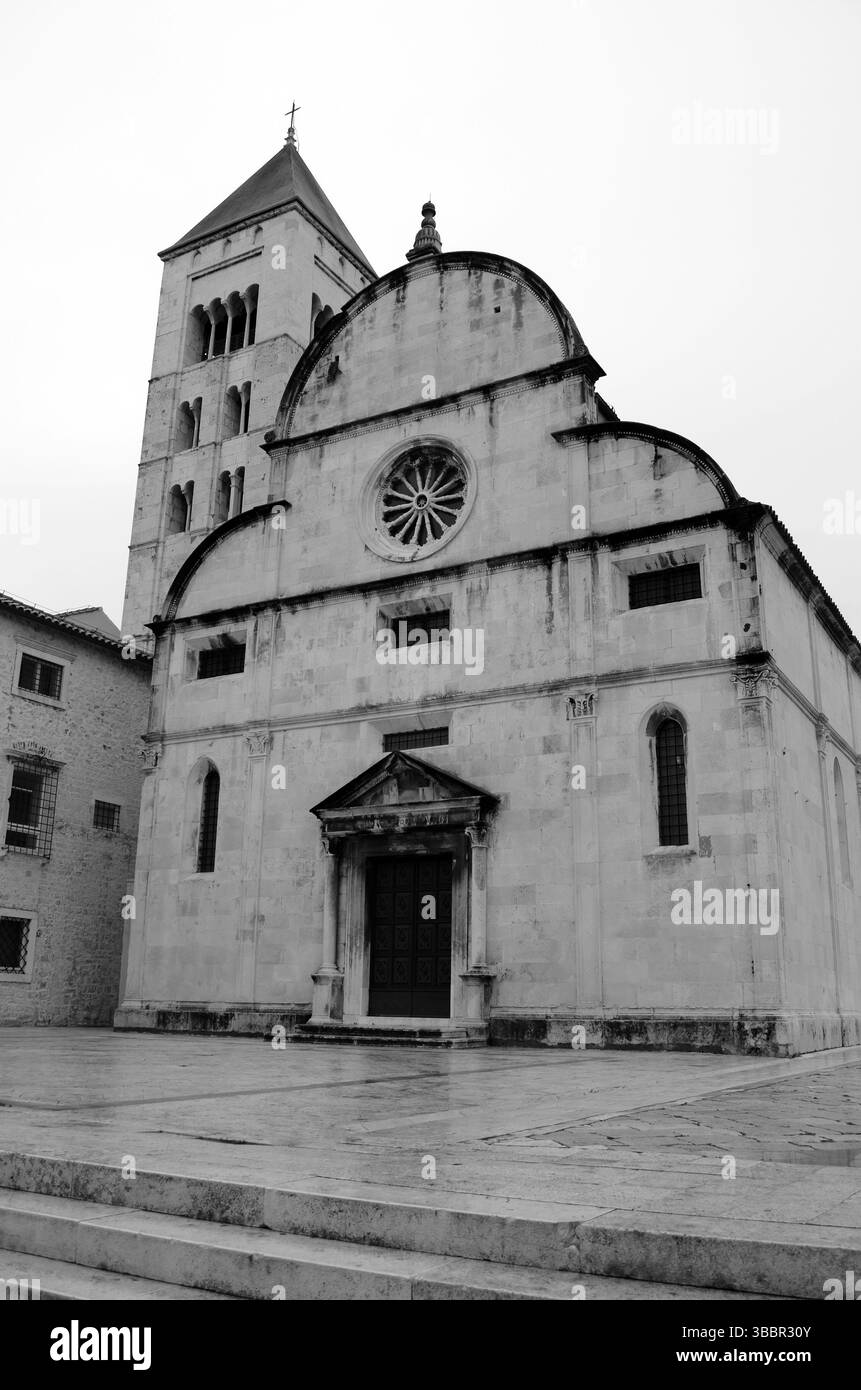 Zadar Croatie. 7 octobre 2015. Extérieur de l'église St Mary avec des détails romans et statue dans le centre-ville historique Banque D'Images