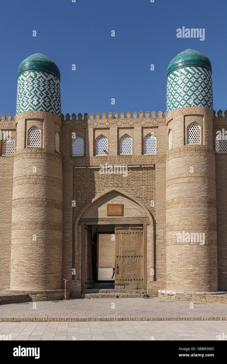 Une passerelle arquée massive avec des tuiles bleues et des tours jumelles se dresse à Kuhna Ark à Khiva Ouzbékistan menant à la citadelle historique. Banque D'Images