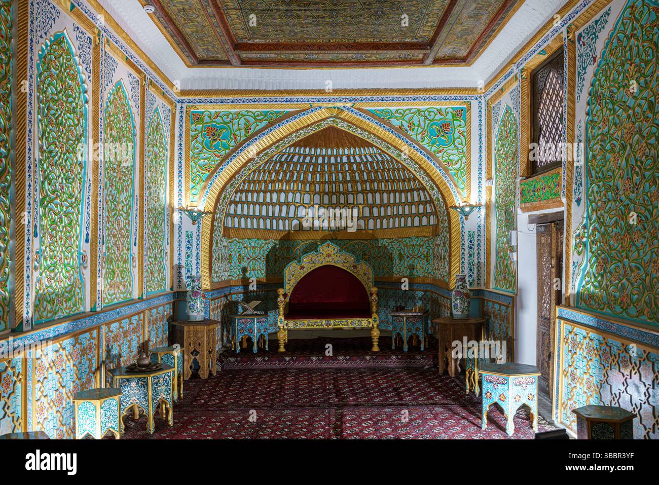 Une salle du trône richement ornementée avec des tuiles vertes et dorées et un plafond voûté se trouve dans l'arche de Kuhna à Khiva Ouzbékistan. Banque D'Images