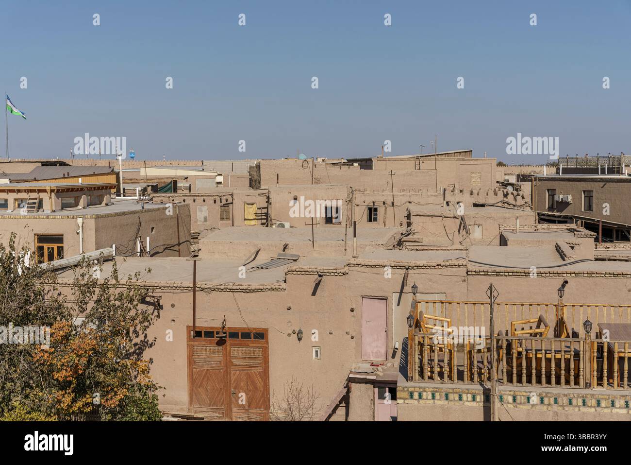 Une vue panoramique sur les toits de sable plat et les dômes montre le paysage urbain historique de Khiva Ouzbékistan sous un ciel bleu clair. Banque D'Images
