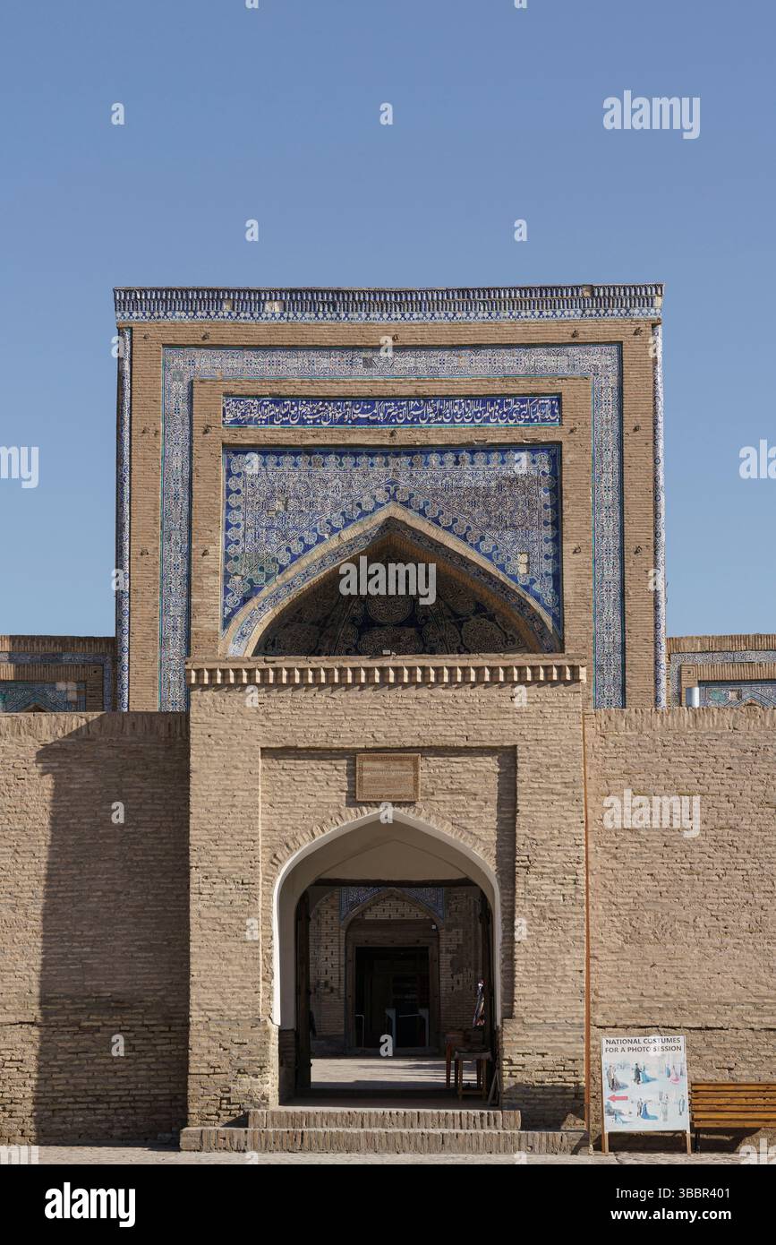 Une entrée grandiose avec un carrelage bleu et une arche pointue marque Muhammad Rahim Khan Madrasah à Khiva Ouzbékistan. Banque D'Images