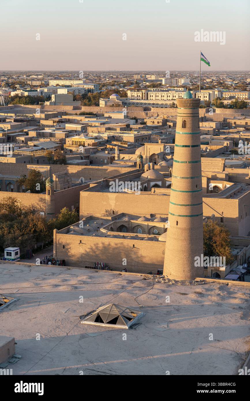 Juma Minaret s'élève au-dessus des toits de sable et des dômes de Khiva Ouzbékistan avec la vieille ville qui s'étend à l'horizon. Banque D'Images
