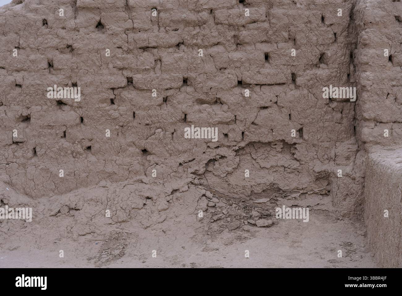 Un gros plan du mur de briques de boue ensoleillé montre les anciennes techniques de construction à Toprak Kala à Khorezm Ouzbékistan. Banque D'Images