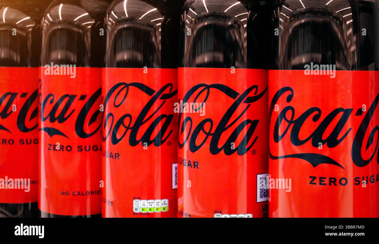 Bouteilles Coca-Cola Zero Drinks - gros plan sur les boissons gazeuses sans sucre produites par The Coca Cola Company. Banque D'Images
