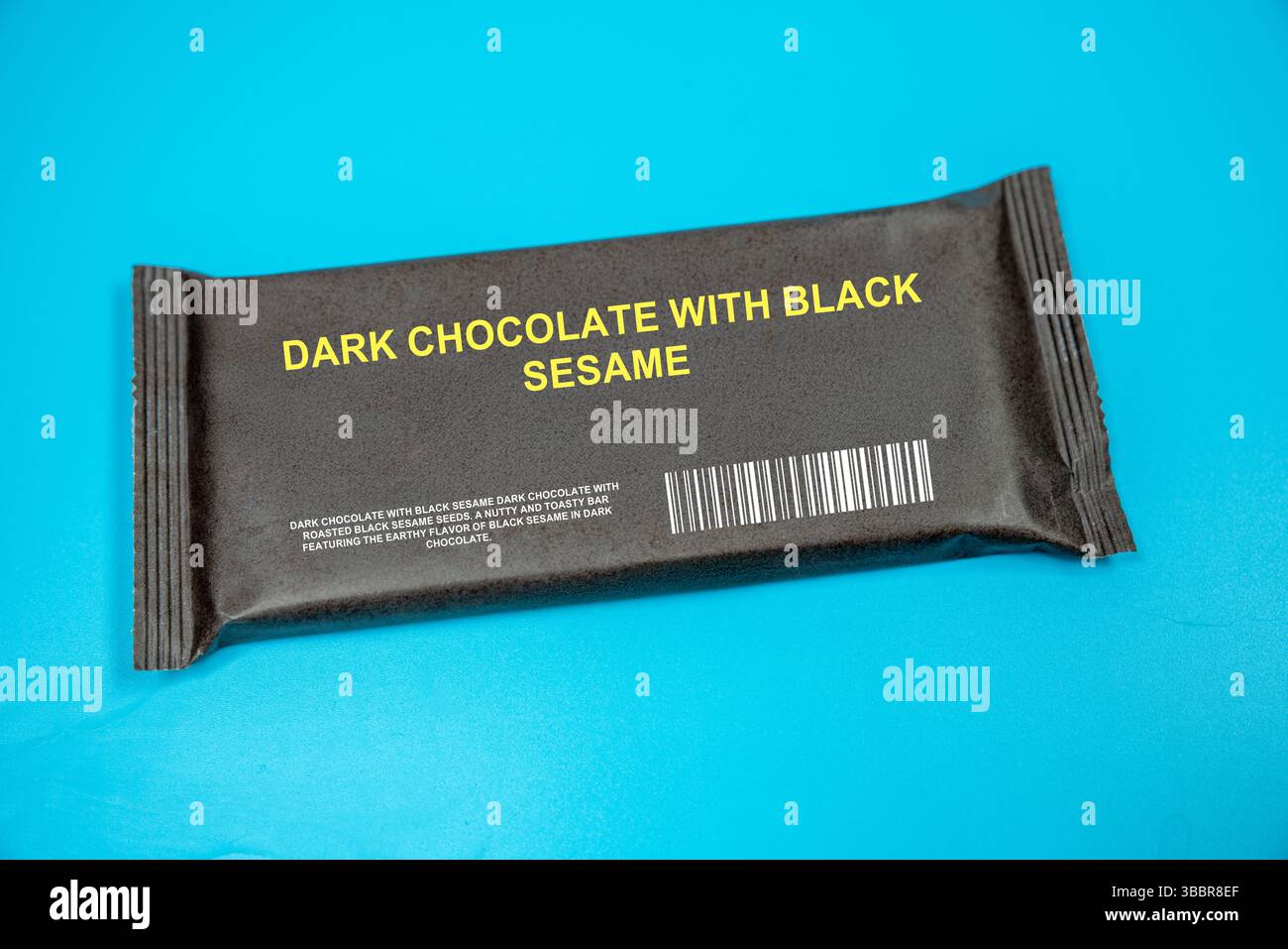 Chocolat noir au sésame noir. Une barre aux noisettes et grillées arborant la saveur terreuse du sésame noir dans du chocolat noir. Banque D'Images