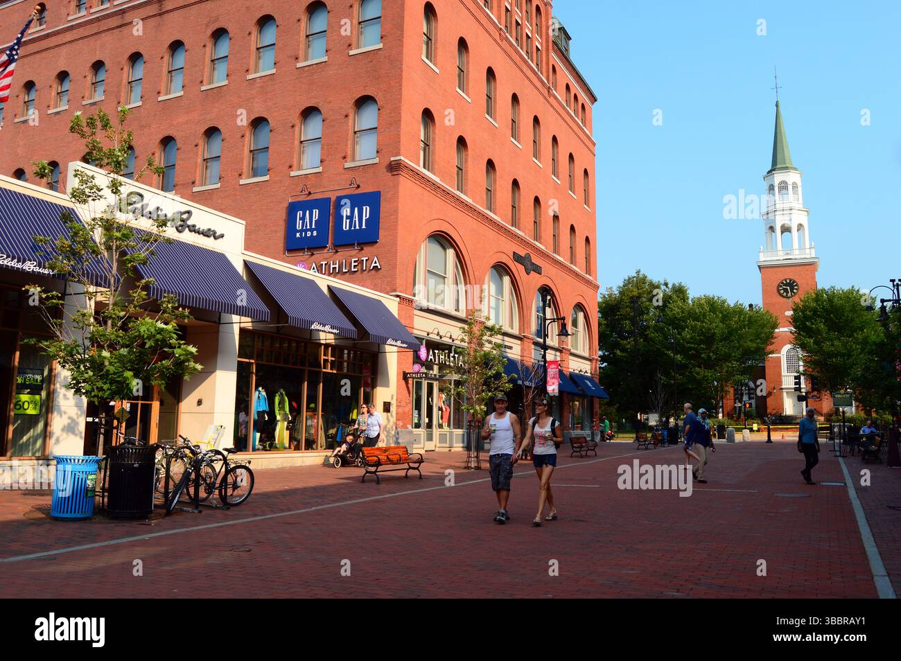 Deux jeunes adultes se promènent au marché extérieur Church Street au centre-ville de Burlington, Vermont Banque D'Images
