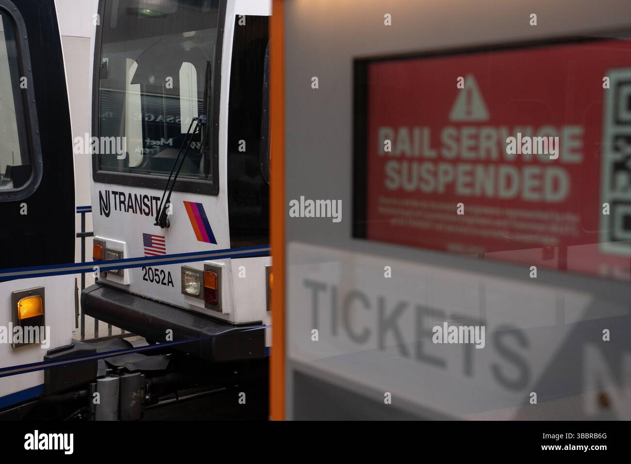 Jersey City, États-Unis. 16 mai 2025. Les gens montent à bord du Light Rail au centre commercial Newport dans le New Jersey, aux États-Unis, le vendredi 16 mai 2025. Crédit : SOPA images Limited/Alamy Live News Banque D'Images