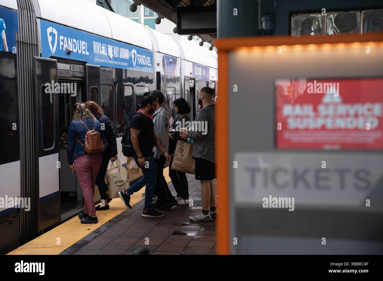 Jersey City, États-Unis. 16 mai 2025. Les gens montent à bord du Light Rail au centre commercial Newport dans le New Jersey, aux États-Unis, le vendredi 16 mai 2025. (Photo de Derek French/SOPA images/SIPA USA) crédit : SIPA USA/Alamy Live News Banque D'Images