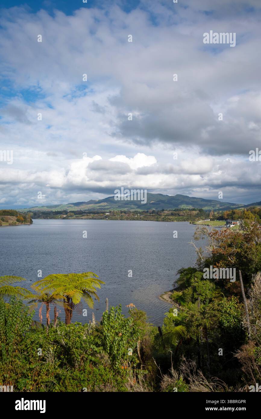 Lac Karapoti, Cambridge, Waikato, Île du Nord, Nouvelle-Zélande. Sanctuary Mountain à distance., Banque D'Images