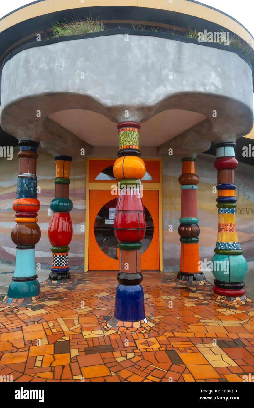 Entrée à la bibliothèque publique Hundertwasser Designd à Kawakawa, Bay of Islands, North Island, Nouvelle-Zélande Banque D'Images