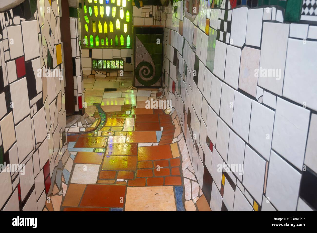 Toilettes publiques désignées par Hundertwasser à Kawakawa, Baie des Îles, Île du Nord, Nouvelle-Zélande Banque D'Images