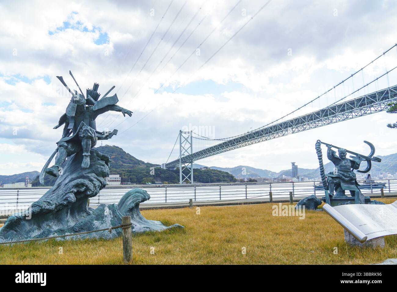 Statues de Minamoto no Yoshitsune et Taira no Tomomori commémorant la bataille historique de Mimosusogawa Banque D'Images