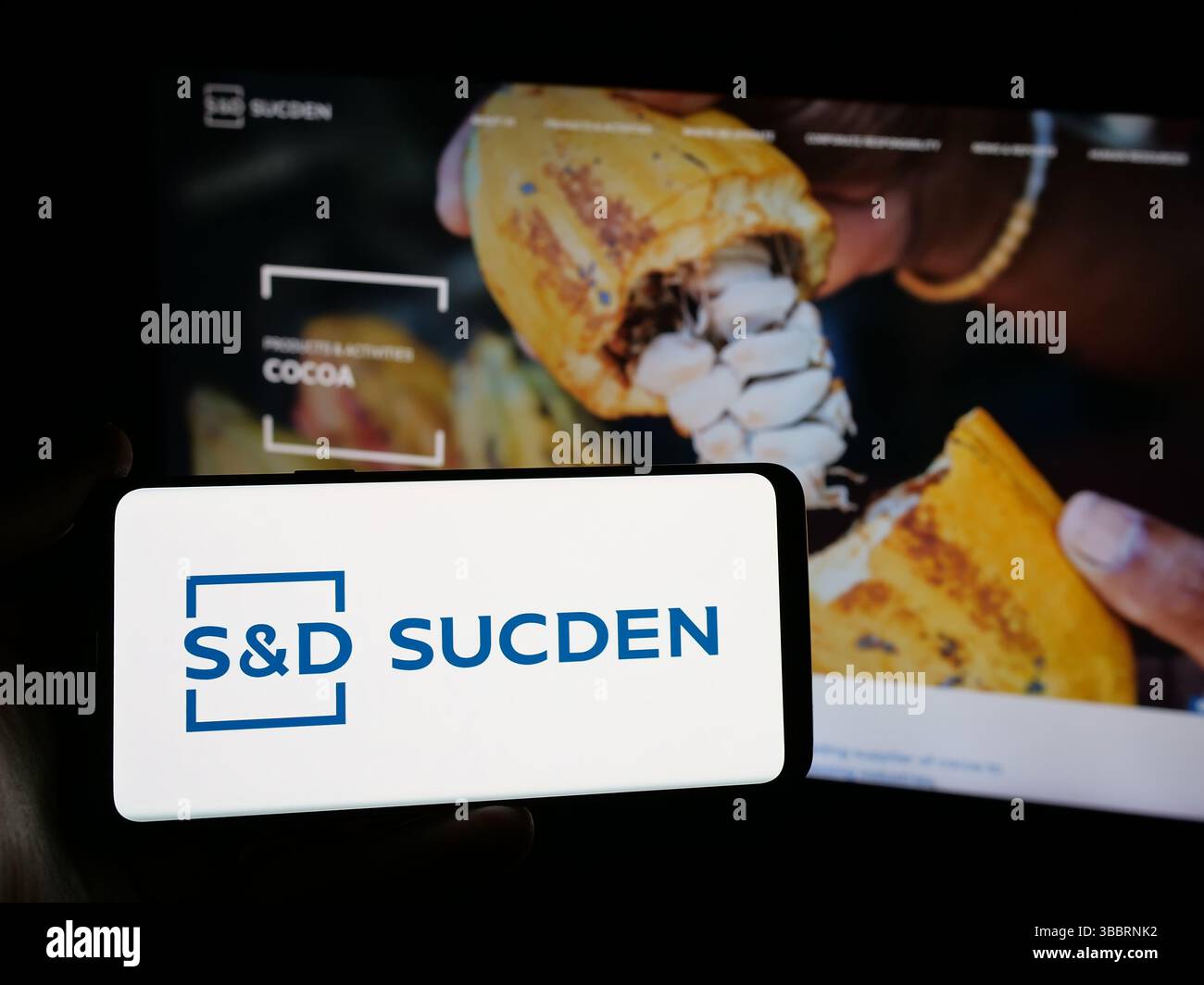 Allemagne. 26 avril 2025. Dans cette illustration photo, une personne tient un smartphone avec le logo de la société française sucres et Denrees (Sucden) sur l'écran devant le site. (Photo timon Schneider/SOPA images/SIPA USA) *** strictement à des fins éditoriales *** crédit : SIPA USA/Alamy Live News Banque D'Images