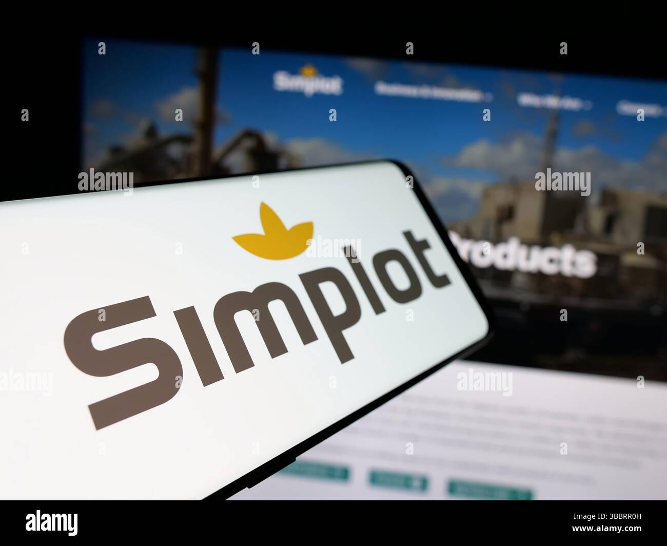 Allemagne. 26 avril 2025. Dans cette illustration photo, un smartphone avec le logo de US Agri-business J. R. Simplot Company est vu sur l'écran devant le site Web. (Crédit image : © timon Schneider/SOPA images via ZUMA Press Wire) USAGE ÉDITORIAL SEULEMENT ! Non destiné à UN USAGE commercial ! Banque D'Images