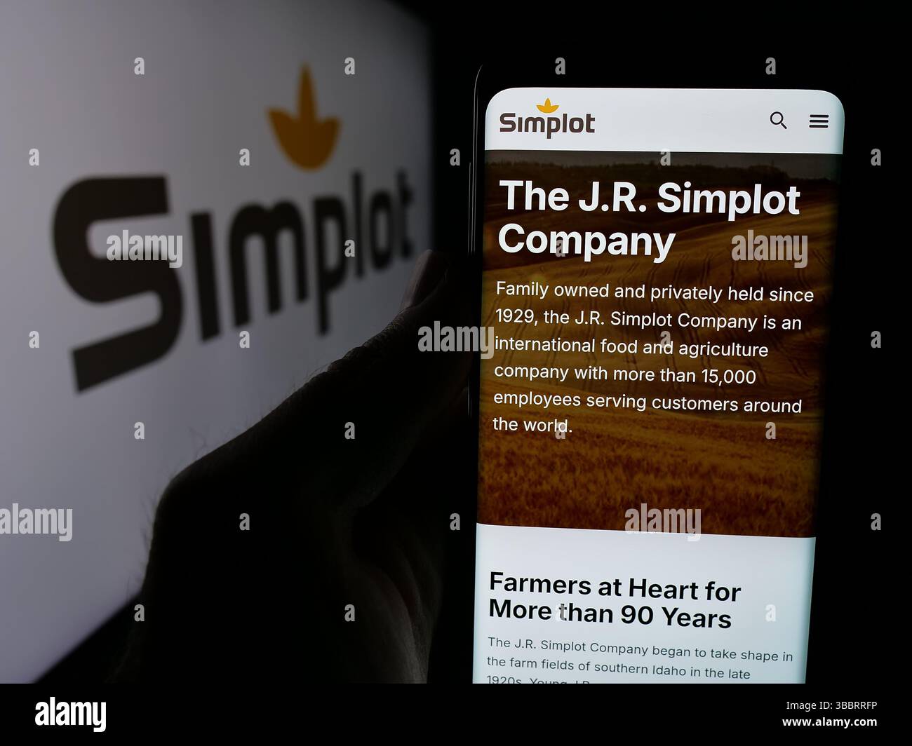Allemagne. 26 avril 2025. Dans cette illustration photo, une personne tient un téléphone portable avec la page Web de US Agri business J. R. Simplot Company sur l'écran devant le logo. (Crédit image : © timon Schneider/SOPA images via ZUMA Press Wire) USAGE ÉDITORIAL SEULEMENT ! Non destiné à UN USAGE commercial ! Banque D'Images