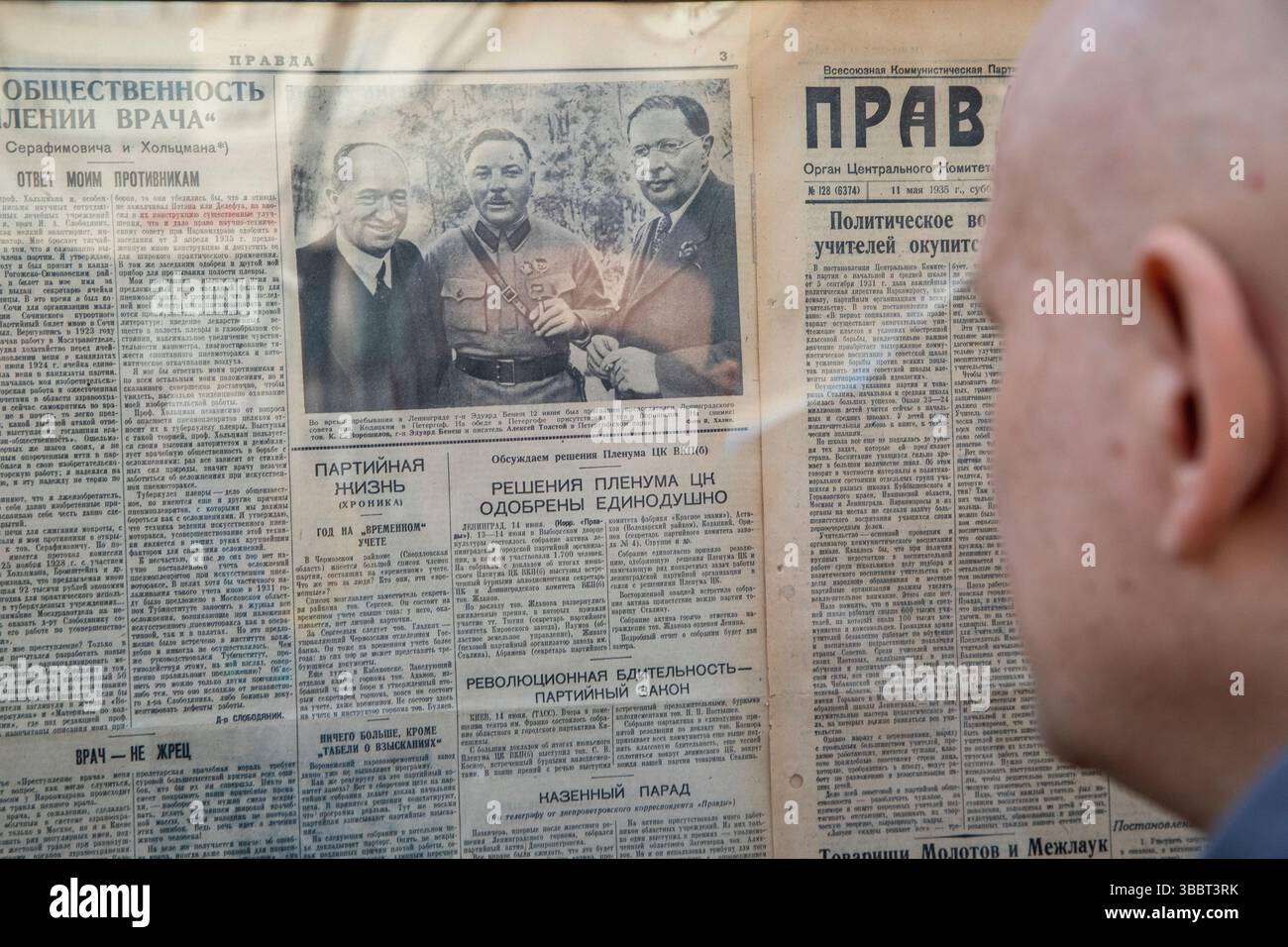 Moscou, Russie. 15 mai 2025. Un homme lit le journal soviétique Pravda de 1935 sur un stand de rue à Moscou, en Russie Banque D'Images