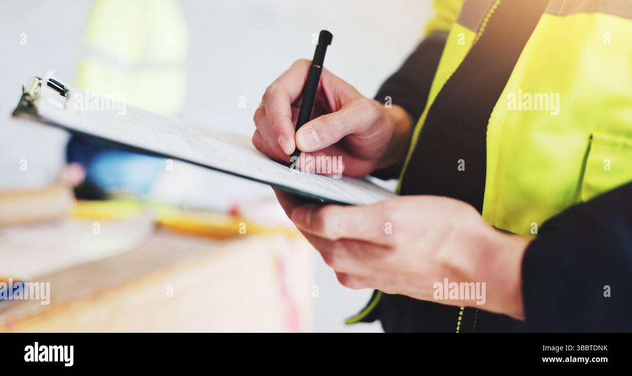 Homme, mains et entrepreneur avec presse-papiers pour la construction, la carrière industrielle et la rénovation du bâtiment de développement. Ingénieur, architecte et site Banque D'Images