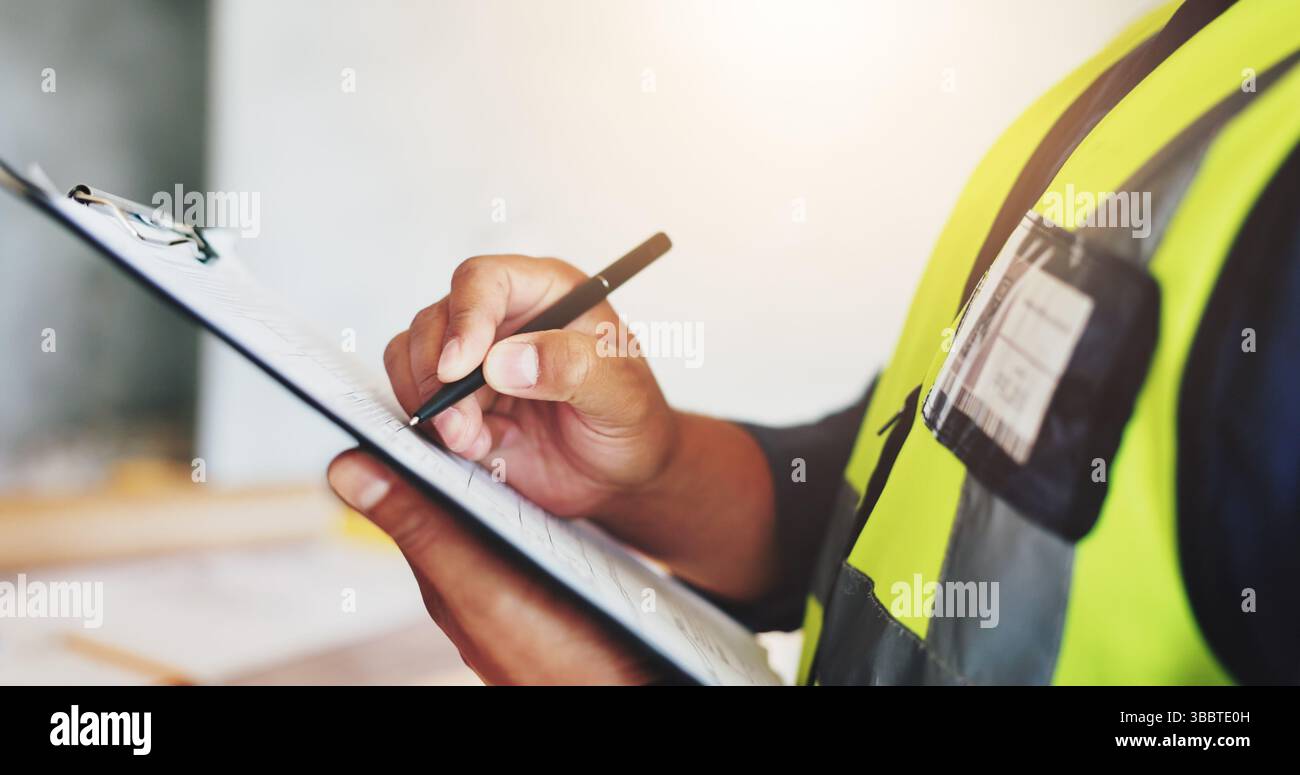 Homme, mains et ingénieur avec presse-papiers pour l'inspection, la carrière industrielle et la rénovation du bâtiment du développement. Entrepreneur, architecte et Banque D'Images
