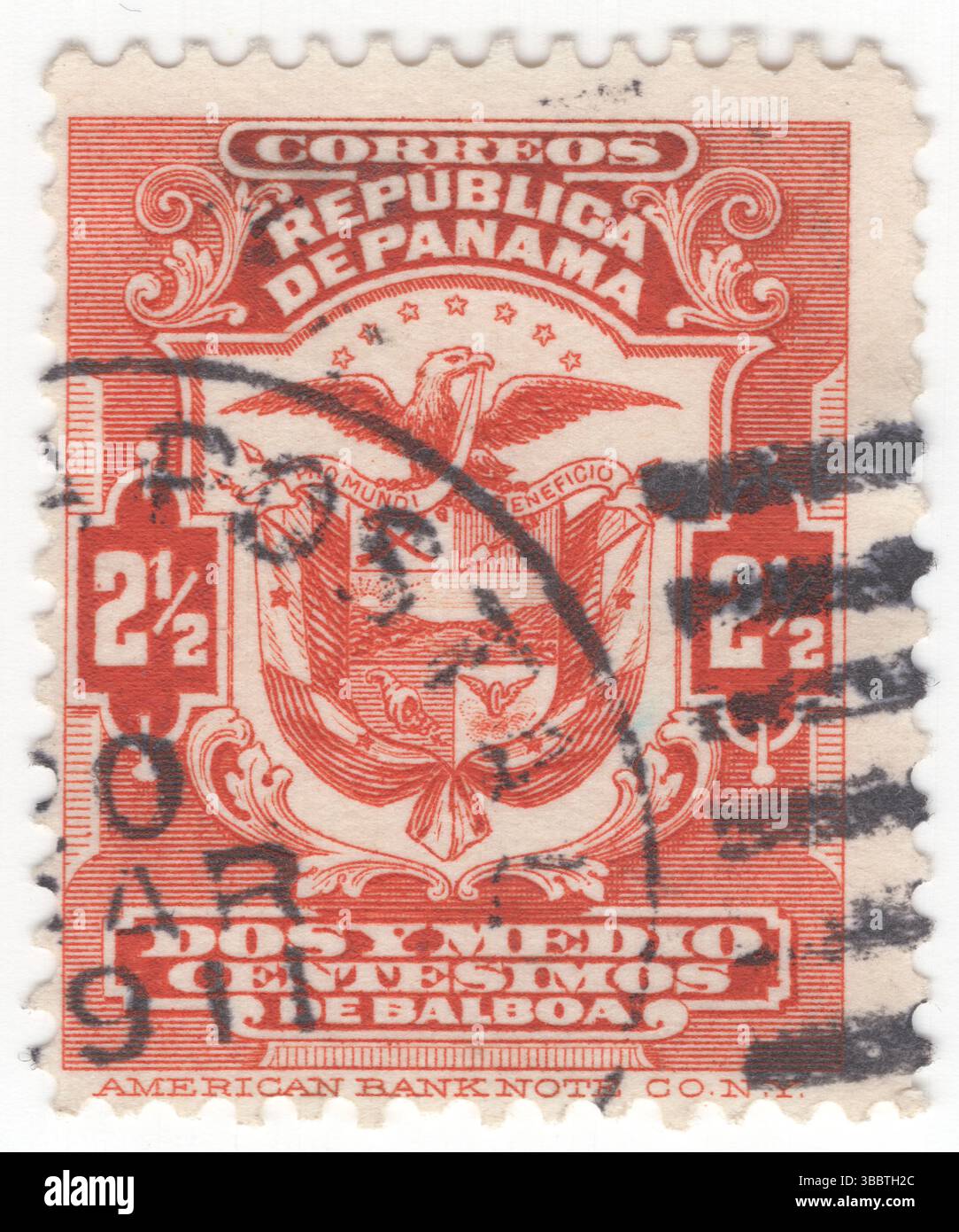 PANAMA — 1906 novembre :½ timbre-poste rouge-orange à 2 centesimo représentant des armoiries, symbole héraldique du Panama. L'aigle harpie (Harpia harpyja), l'oiseau national panaméen, est l'espèce d'aigle sur ce blason. La section centrale contient l'isthme de Panama. La partie principale ou supérieure des armoiries comprend deux quarts. En haut à gauche sur un champ d'argent une épée et un fusil. En 1904, les armes ont été officialisées par la loi 64 du 4 juin 1904 signée par le Président de l'Assemblée Genaro Ortega, et sanctionnée par le Président de la République, Manuel Amador Guerrero Banque D'Images