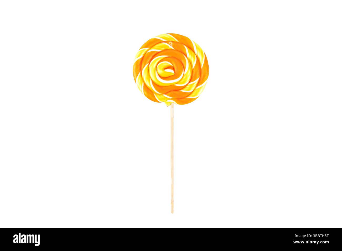 sucette en bonbon jaune orange isolat. Banque D'Images